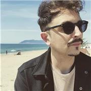 İnsegnante laureato in canto moderno, impartisco lezioni di tecnica vocale, teoria e armonia, storia della musica